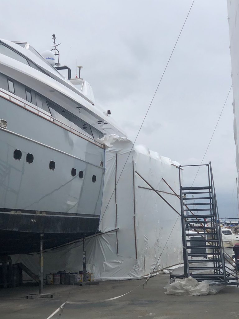 confinement d'un chantier de bateau