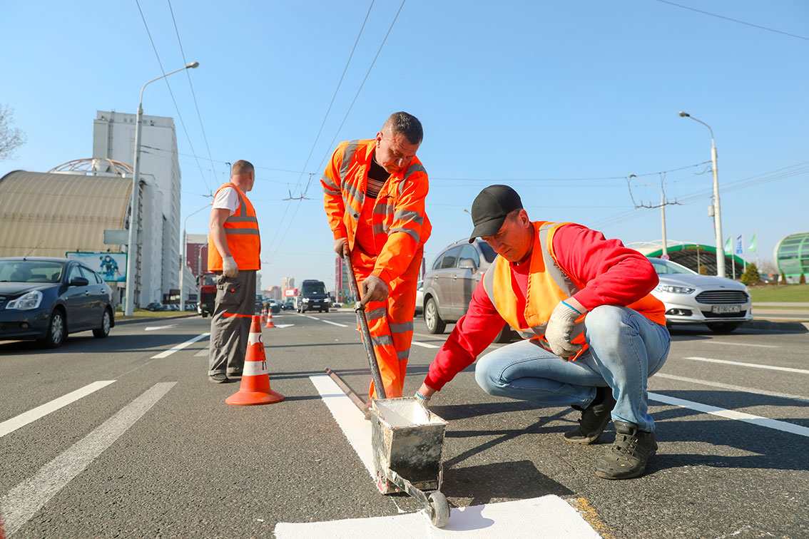 Le marquage routier utilise de moins en moins souvent la peinture au profit de la flamme